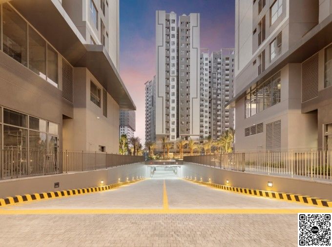 Lối vào hầm xe của khu phức hợp Westgate về đêm