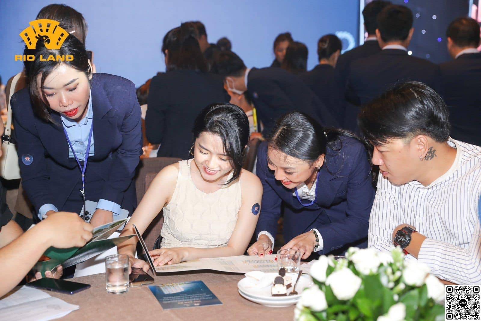 Căn hộ the Hybrid dự án khu đô thị MT Eastmark City đã chính thức mở bán vào sáng ngày 29/07/2023. Quý khách quan tâm đến giá bán chính thức giỏ hàng chủ đầu tư vui lòng liên hệ: 0931 737 898  Ảnh: khách hàng tham dự tại tầng 3 GEM CENTER