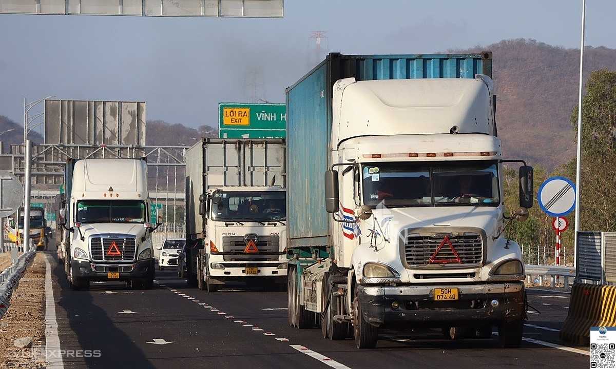 Từ 7h, nhiều ôtô di chuyển trên cao tốc vào cao tốc Cam Lâm - Vĩnh Hảo. Ảnh: Việt Quốc